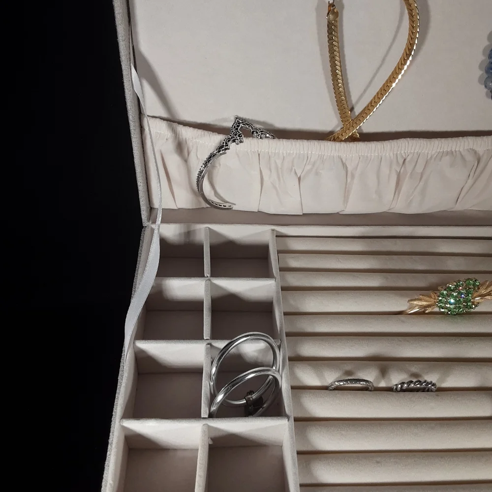 GRAY SUEDE JEWELRY BOX NWB - Picture 3 of 8